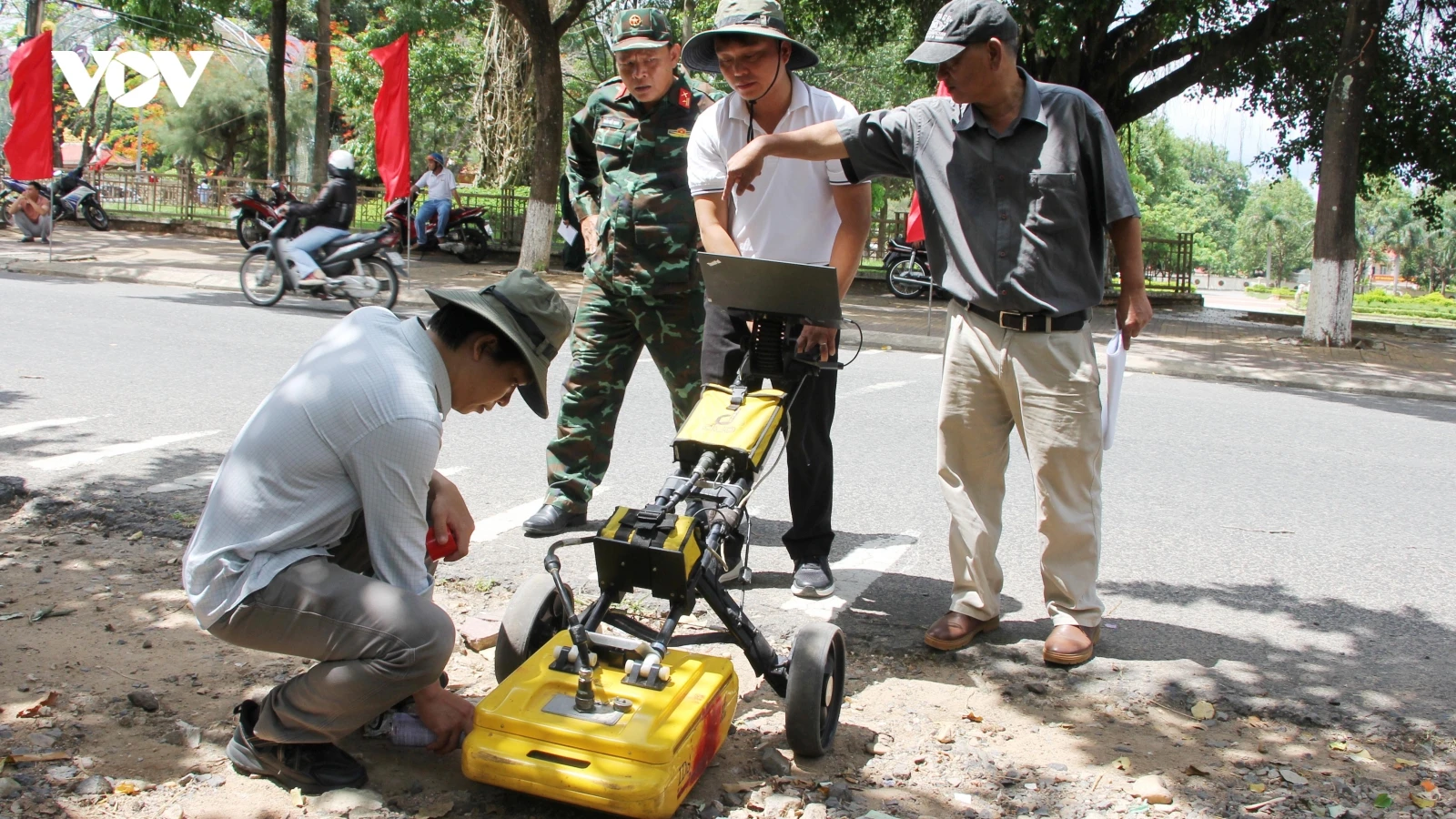 Dùng radar xuyên đất hỗ trợ tìm kiếm mộ tập thể liệt sĩ ở Quảng Ngãi