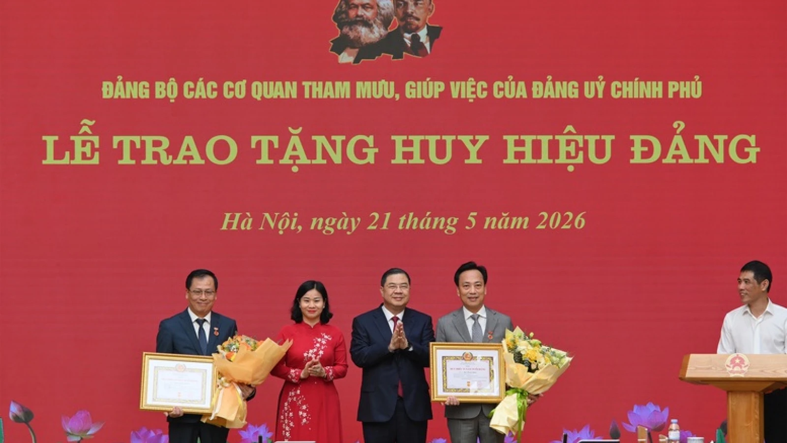 Phó Thủ tướng Phạm Gia Túc trao Huy hiệu Đảng cho đảng viên Đảng bộ Chính phủ