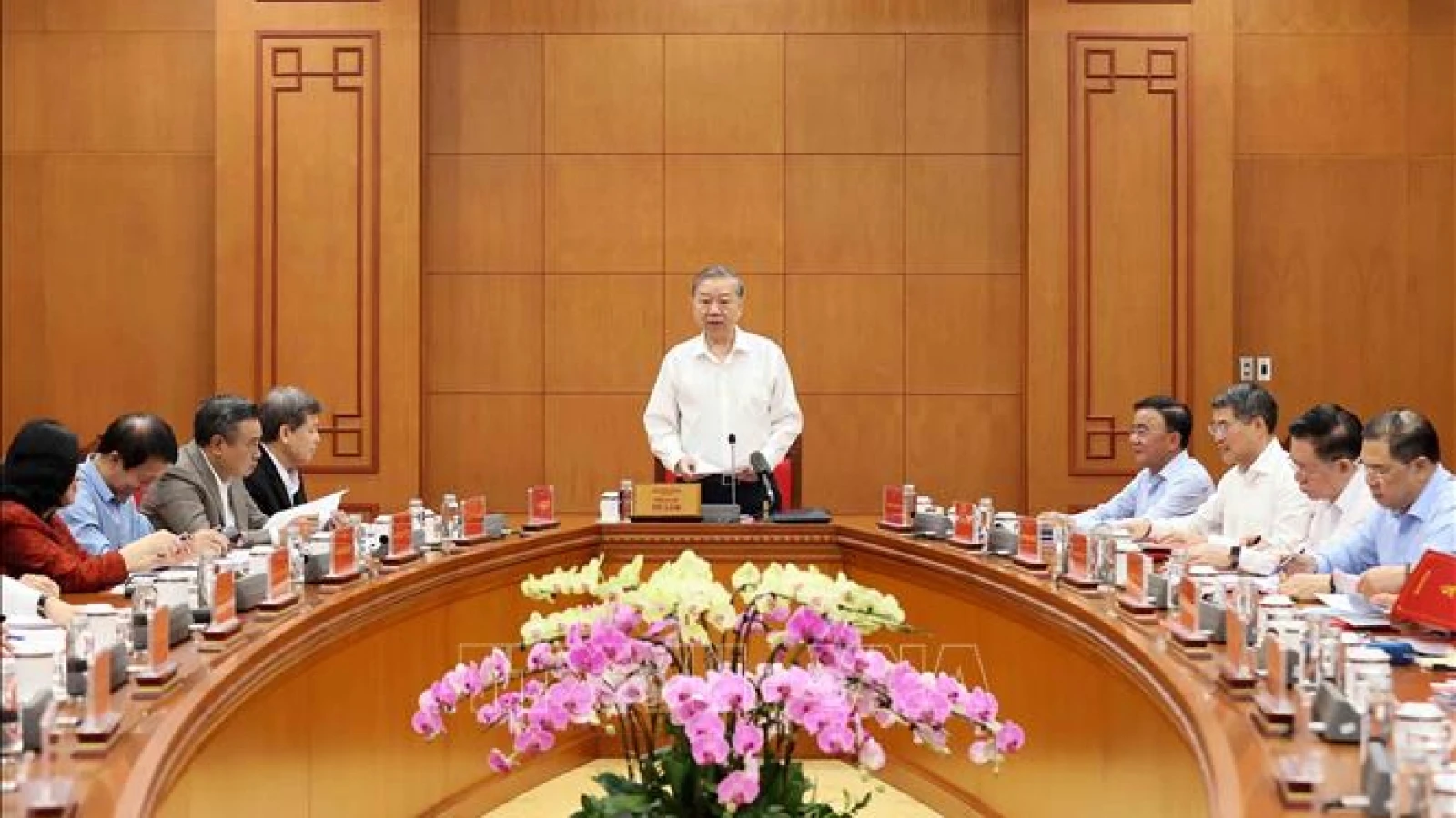 Siết chặt quyền lực, chặn tham nhũng từ gốc