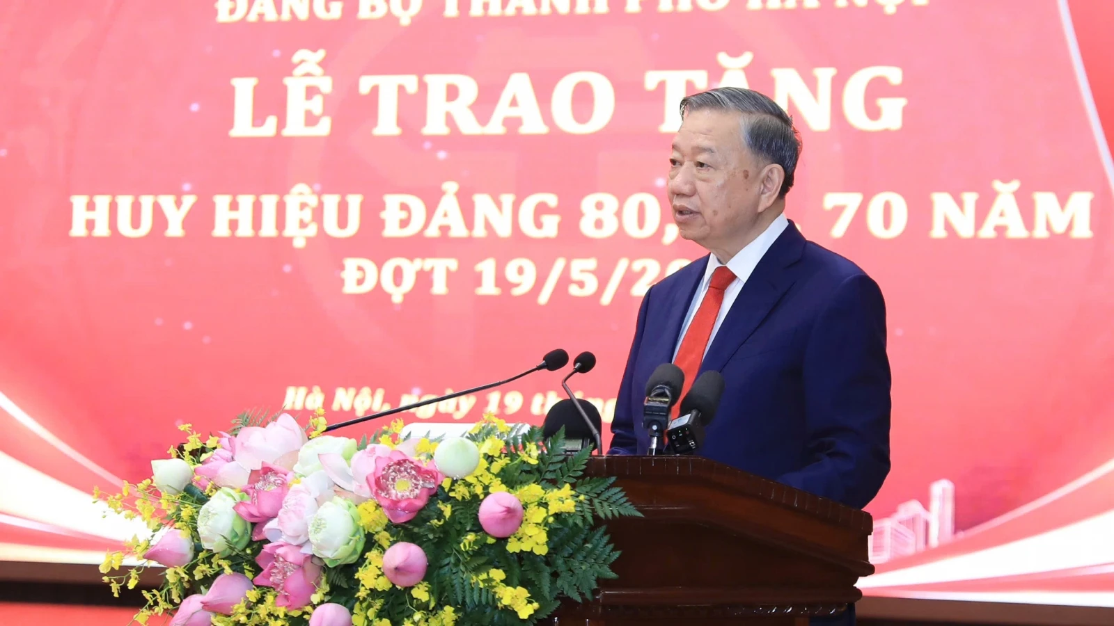 Tổng Bí thư, Chủ tịch nước Tô Lâm trao tặng Huy hiệu Đảng cho đảng viên lão thành tại Hà Nội
