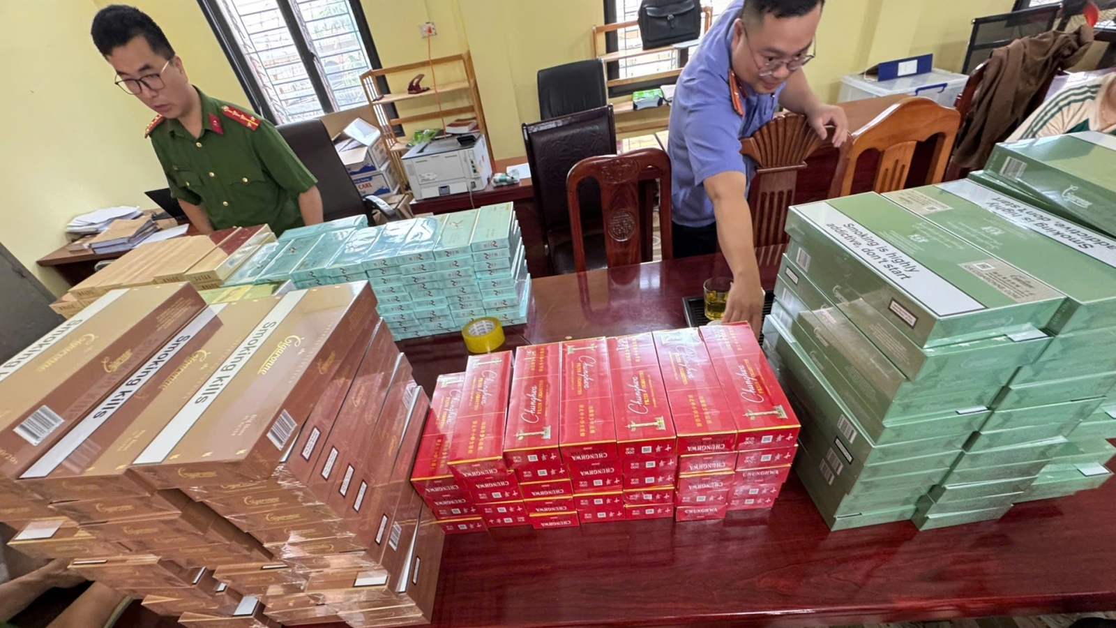 Bắt giữ chủ cửa hàng tạp hóa buôn bán thuốc lá nhập lậu ở Thái Nguyên